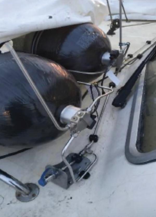 Ecolution solutions 300 bar hydrogen containers (left).