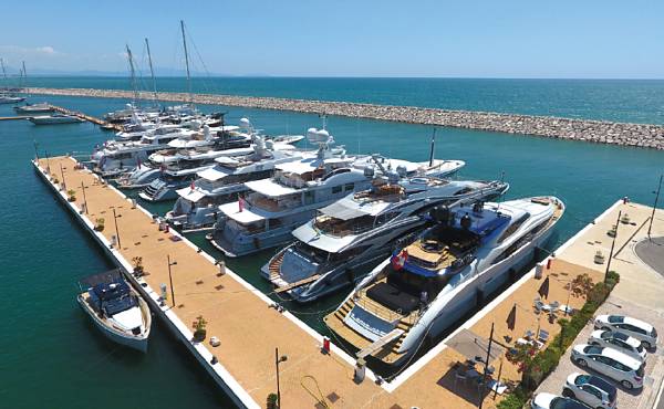 Marina d’Arechi in Campania has many moorings for yachts up to 60m (197ft)  and some for megayachts up  to 100m (3303ft) long.